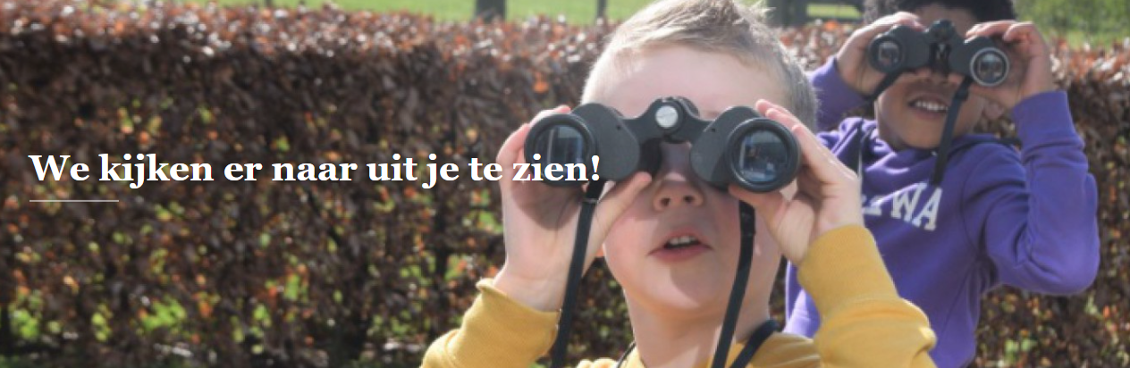 Afbeelding met buitenshuis, persoon, kleding, Menselijk gezichtAutomatisch gegenereerde beschrijving